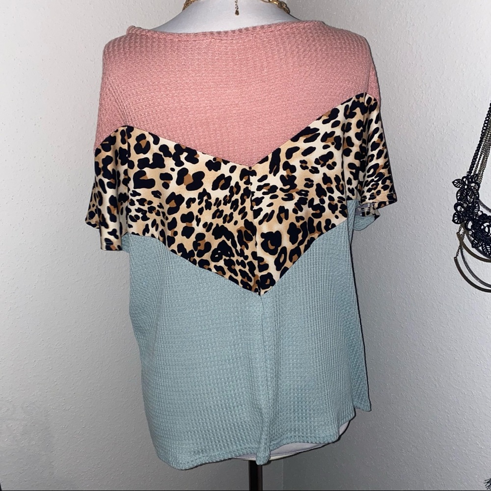 Color block chevron top - Picture 2 of 3